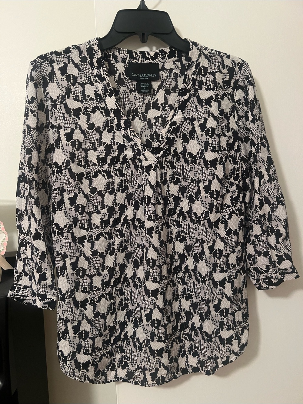 Cynthia Rowley Small Silk Black & Grey Printed V-Neck Blouse quarter sleeve NWOT